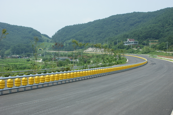 Beli Highway Roller Barrier Roller Size Diameter 245 Mm HDG High Corrosion Resistance for Road Safety online manufacture