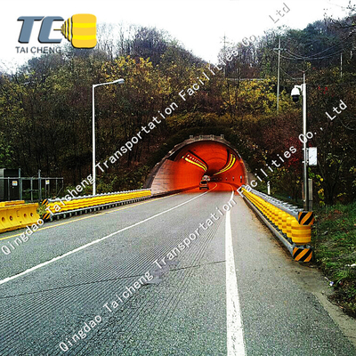 Hambatan anti-tabrakan jalan raya berputar yang cocok untuk ruas jalan berbahaya, tersedia dalam warna oranye dan kuning.