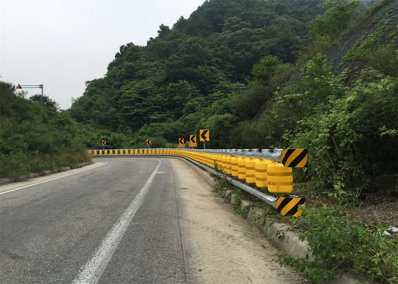 Keamanan Lalu Lintas EVA Bucket Rotary Barrel Rolling Guardrail Barrier Standar ISO CE