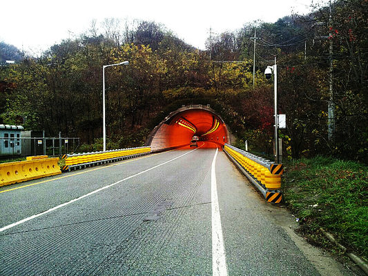 Good price Hot Dip Galvanized Rolling Guardrail Barrier Featuring Grade International Level 4 and PU Roller Material Ensuring Roadside Safety (Pembatas pengaman rolling galvanis terlampir panas dengan kualitas internasional level 4) on line