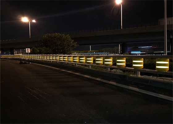 Penghalang Pagar Pembatas Barel Kuning Oranye Dengan Garis Reflektif